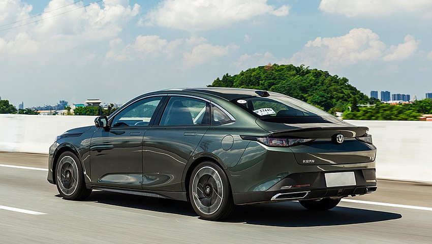 Седан Changan Lamore