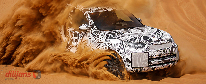 Лэнд Ровер Дискавери 5 едет по песку